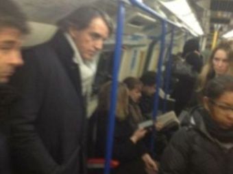 
	Aparitie de SENZATIE in metrou la Londra! Fanii nu se asteptau NICIODATA sa-l vada pe milionarul asta langa ei!
