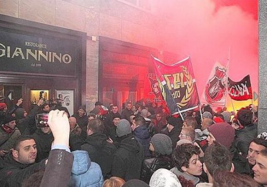 Noapte nebuna la Milano! Mii de suporteri au vrut sa intre peste Balotelli intr-un restaurant! Un politist a fost lovit cu o sticla in cap! VIDEO_1