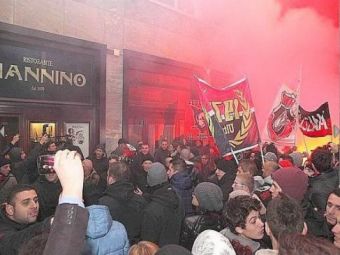 
	Noapte nebuna la Milano! Mii de suporteri au vrut sa intre peste Balotelli intr-un restaurant! Un politist a fost lovit cu o sticla in cap! VIDEO
