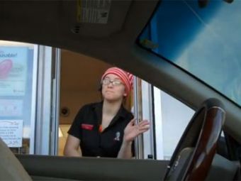 SUPER VIDEO Soferul INVIZIBIL! Cea mai tare farsa la McDonald&#39;s! Cum reactioneaza angajatii: