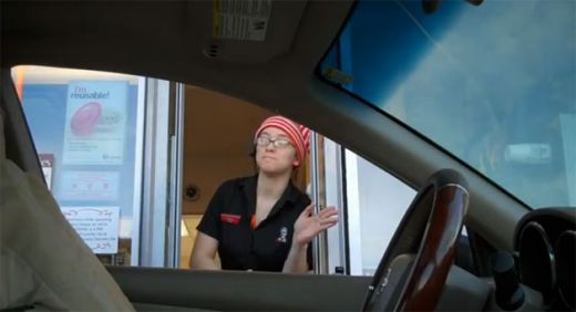 SUPER VIDEO Soferul INVIZIBIL! Cea mai tare farsa la McDonald&#39;s! Cum reactioneaza angajatii: