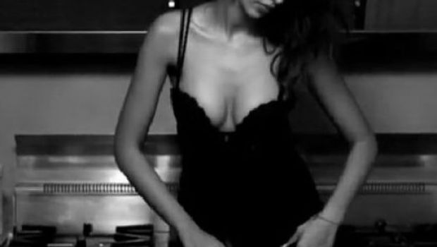 
	VIDEO Madalina Ghenea e cea mai SEXY femeie de pe planeta! Miscarile care l-au innebunit pe Gerard Butler! Clipul de milioane de vizaulizari
