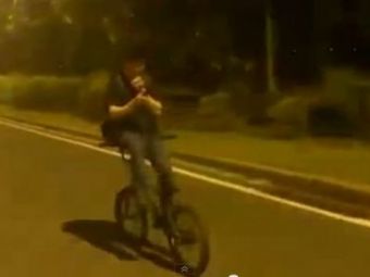 
	Mergea cu spatele pe bicicleta si se uita la telefonul mobil! Ce a urmat nu e greu de ghicit! VIDEO:
