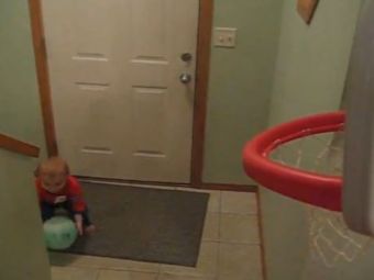 VIDEO! Un copil de 18 luni reuseste niste trick shot-uri geniale! Clipul care face senzatie pe internet! Loviturile incredibile care nu le ies nici starurilor din NBA: 