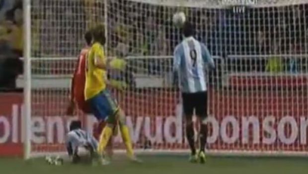 
	VIDEO FABULOS! Cea mai tare parada de la cea a lui Higuita! Lui Messi i-a fost interzis un gol intr-un mod COLOSAL! Faza de 5 stele care a provocat o adevarata dezbatere:
