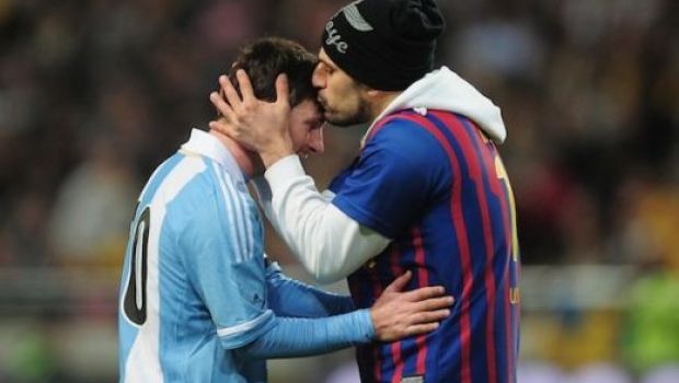 
	Gest emotionant al unui suporter care a scapat in teren! S-a dus direct la Messi, s-a apropiat, iar cand a ajuns langa el tribunele au explodat! VIDEO fabulos:
