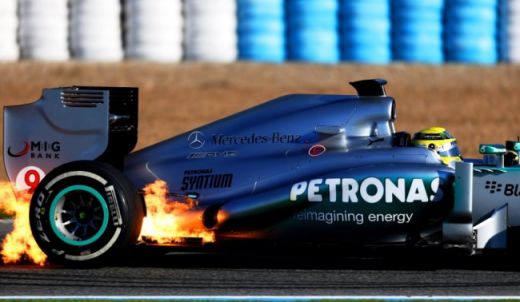 VIDEO: Lewis Hamilton a facut PRAF noul Mercedes si s-a lovit la picioare. Colegul sau a parasit masina care a luat foc!_2