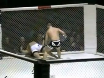 
	VIDEO Cel mai devastator KO din istoria MMA! Corpul i s-a arcuit intr-un mod extrem de ciudat! Lovitura HALUCINANTA care a produs groaza:
