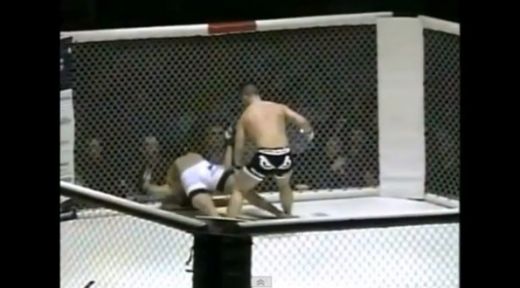 
	VIDEO Cel mai devastator KO din istoria MMA! Corpul i s-a arcuit intr-un mod extrem de ciudat! Lovitura HALUCINANTA care a produs groaza:
