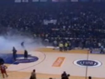 
	VIDEO: RAZBOI la Belgrad! Foc pe teren, meciul a fost ABANDONAT! Imagini SOCANTE dintr-un derby CRIMINAL
