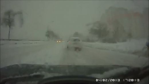 
	VIDEO Uita-te atent la imagini: unde a disparut masina? Scena INCREDIBILA pe un drum din Rusia!
