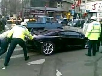 VIDEO Lamborghini Aventador ramas in pana pe Magheru! Politistii l-au ajutat pe proprietar sa impinga masina pe margine! Imagini UNICE in Bucuresti: 