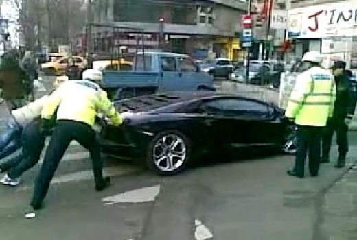VIDEO Lamborghini Aventador ramas in pana pe Magheru! Politistii l-au ajutat pe proprietar sa impinga masina pe margine! Imagini UNICE in Bucuresti: 