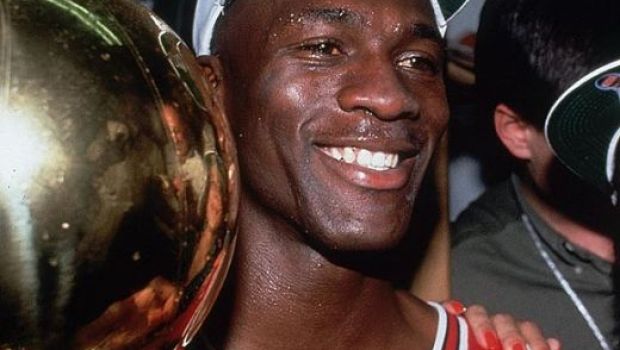 
	La 50 de ani, Jordan este chemat pe teren: &quot;Ar putea sa joace in NBA, ar da sigur 10 puncte pe meci!&quot; Momentele magice care au schimbat definitiv baschetul!
