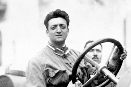 El a inventat VITEZA pe circuit! A trecut prin doua Razboaie, s-a facut frate cu Mussolini si cu calutul Ferrari! Povestea lui Enzo Ferrari si a masinilor sale:_1