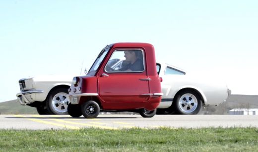 
	VIDEO Cea mai mica masina din lume vs Ford Mustang! Cine castiga? :) Cea mai dezechilibrata cursa din istorie!
