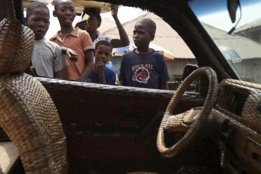 Prima masina facuta 100% in Africa! :) Iti vine sa crezi ca are roti si merge pe benzina? Materialul 'REVOLUTIONAR' din care a fost construita:_3