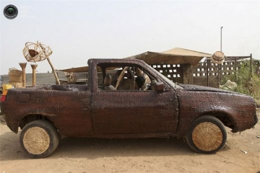 Prima masina facuta 100% in Africa! :) Iti vine sa crezi ca are roti si merge pe benzina? Materialul 'REVOLUTIONAR' din care a fost construita:_8