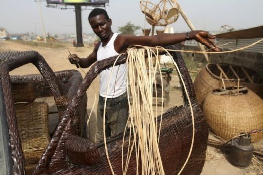 Prima masina facuta 100% in Africa! :) Iti vine sa crezi ca are roti si merge pe benzina? Materialul 'REVOLUTIONAR' din care a fost construita:_10