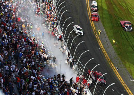 Galeria Zilei: Accident teribil in NASCAR! Cel putin 28 de fani au fost raniti - masinile, distruse! Momentul incredibil care a urmat FOTO si VIDEO_13