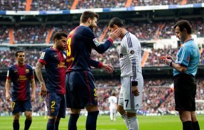 VIDEO: Momentul care a declansat un scandal MONSTRU dupa Real - Barca! Mourinho se ridica de pe banca si il injura pe Dani Alves: "Filho de puta, filho de puta"_1