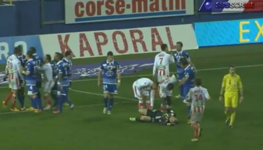 RAZBOI CORSICAN la Bastia 1-0 Ajaccio! 5 cartonase rosii si un FAULT pentru care fanii au intrat pe teren sa-i BATA pe jucatori! Vezi intrarea criminala - VIDEO_1