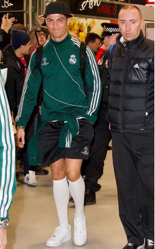 "Tu faci misto de noi, Cristiano?" Englezilor nu le-a venit sa creada cu ce era imbracat Ronaldo cand l-au vazut pe aeroportul din Manchester! Imagini de colectie :)_1