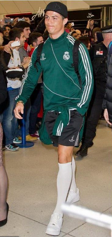"Tu faci misto de noi, Cristiano?" Englezilor nu le-a venit sa creada cu ce era imbracat Ronaldo cand l-au vazut pe aeroportul din Manchester! Imagini de colectie :)_2