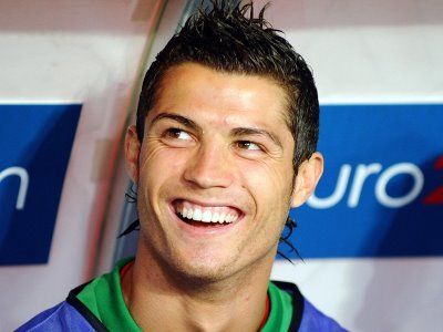 "Tu faci misto de noi, Cristiano?" Englezilor nu le-a venit sa creada cu ce era imbracat Ronaldo cand l-au vazut pe aeroportul din Manchester! Imagini de colectie :)_3