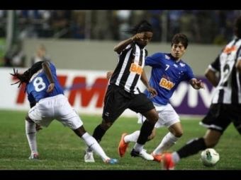 
	Messi WHO? Ronaldinho ramane un fotbalist COLOSAL! Faze MAGICE facute la ultimul meci din Brazilia: adversarii nu stiau unde e mingea! VIDEO
