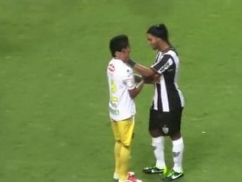 VIDEO Ronaldinho n-a mai patit niciodata asta ceva! Gestul INCREDIBIL al unui adversar! Fostul star al Barcei a ramas masca