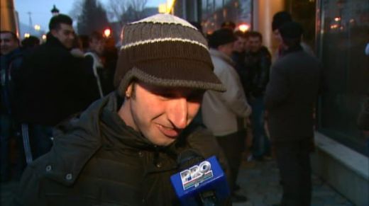VIDEO Il recunosti? Cel mai mare fan al Stelei din Piatra Neamt: "Eu tin cu Becali, nu l-am vazut niciodata!" Ce mesaj are pentru toate fetele din Romania :)_1