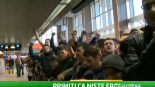 
	EMOTIONANT! Chiriches si Rusescu, primiti ca niste EROI la Bucuresti! Zeci de fani i-au asteptat pe aeroport si au cantat incontinuu! Video 
