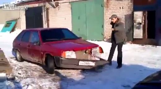 VIDEO made in Rusia! Un simplu sut a distrus aceasta masina! Te gandeai ca se poate intampla asa ceva?