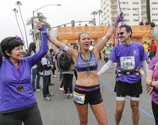 "De ce se UITA la maini cand alearga?" Castigatorul maratonului din Los Angeles a socat pe toata lumea! RECORD FABULOS Vezi cine a castigat cursa:_2