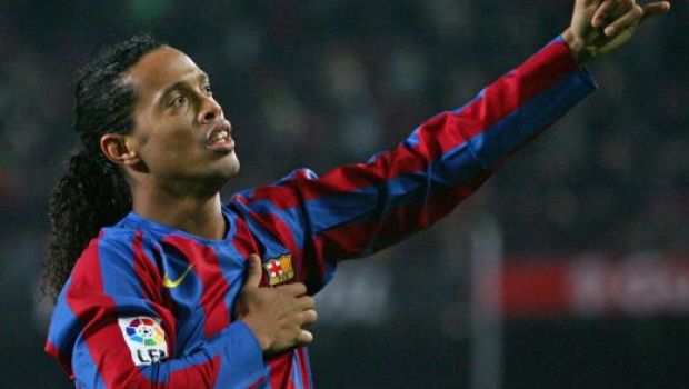 
	33 de ani, sute de goluri si cel mai nebun transfer din ISTORIA fotbalului! Ronaldinho renunta la tot pentru asta! Clubul INVIZIBIL la care era gata sa joace:
