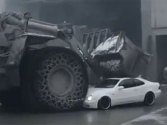 VIDEO Ti se rupe inima cand vezi asta! Cum arata un Mercedes ZDROBIT de un buldozer imens!
