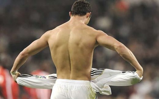 Imaginea pe care Ronaldo vrea sa o tina ASCUNSA toata viata! Vezi cum arata in tricou Armani si pantofi de FEMEIE! FOTO_2