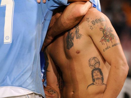 A fost la un pas sa renunte la fotbal si sa devina ELECTRICIAN! Are tatuaj cu Maradona, un salariu de 5 milioane€ si e un atacant senzational!_2