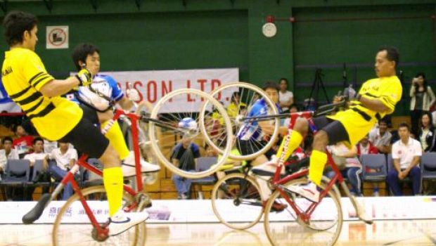
	Tiki Taka PE BICICLETA e putin spus! Japonezii au inventat un sport GENIAL! Vezi cum se joaca fotbal LA DUBLU pe bicicleta:
