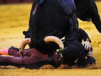 
	FOTO Soc si groaza in Spania! Un taur a facut RAVAGII in arena! Momentul in care matadorul a crezut ca va MURI:
