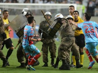 Momente SOCANTE sub ochii lui Ronaldinho! Faza dupa care nu a mai putut zambi! Incidente grave in Copa Libertadores, politia a tras focuri de arma! VIDEO