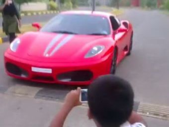 
	IREAL! Tara in care orice este posibil! N-o sa-ti vina sa crezi cine conduce acest Ferrari de 200.000 de euro!
