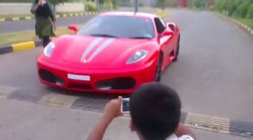 
	IREAL! Tara in care orice este posibil! N-o sa-ti vina sa crezi cine conduce acest Ferrari de 200.000 de euro!
