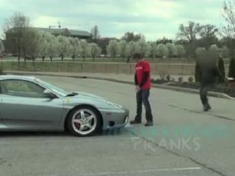 
	VIDEO Farsa GENIALA! Ce a patit soferul unui Ferrari care a parcat pe locul handicapatilor! Razbunarea demna de Hollywood: 
