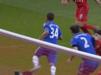 
	FOTO Gestul DEMENT al lui Suarez: A muscat cu POFTA dintr-un adversar! Faza incredibila in Premier League!
