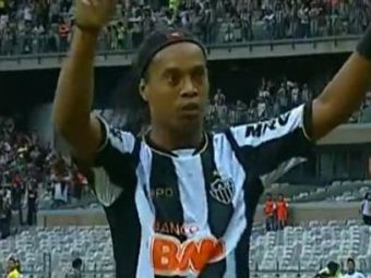 
	VIDEO: Ronaldinho a inscris din nou pentru Mineiro! Comentatorul a luat-o razna in direct! Cum s-a bucurat superstarul alaturi de galerie:
