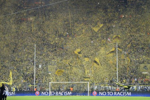 
	VIDEO DEMENTIAL! &quot;You&rsquo;ll Never Walk Alone&quot;, cantat de fanii lui Dortmund inaintea MACELULUI cu Real! Ti se face pielea de gaina!
