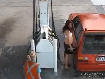 
	VIDEO INCREDIBIL! Cum sa furi benzina de la pompa! Aventura lor se putea incheia cu o TRAGEDIE
