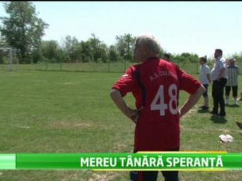 
	Cel mai batran fotbalist din Europa joaca in Romania! Imagini de SENZATIE cu atacantul golgeter de 65 de ani

